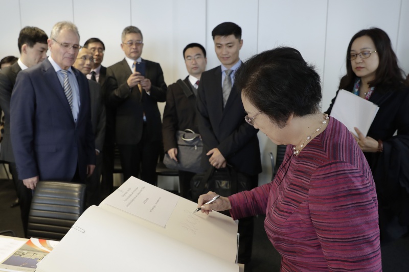 Die Vizepräsidentin der Politischen Konsultativkonferenz des chinesischen Volkes Wenyi Lin beim Eintrag in das Gästebuch