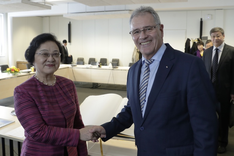 v.li.: Die Vizepräsidentin der Politischen Konsultativkonferenz des chinesischen Volkes Wenyi Lin und Bundesratspräsident Edgar Mayer (V)