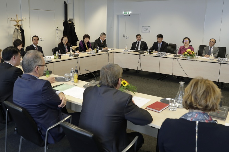 Aussprache.Vordergrund: Österreichische Delegation mit dem Bundesratspräsidenten Edgar Mayer (V) (2.von links). Im Hintergrund:  Delegation der Politischen Konsultativkonferenz des Chinesischen Volkes unter Leitung der Vizepräsidentin Wenyi Lin (2.v.re.)
