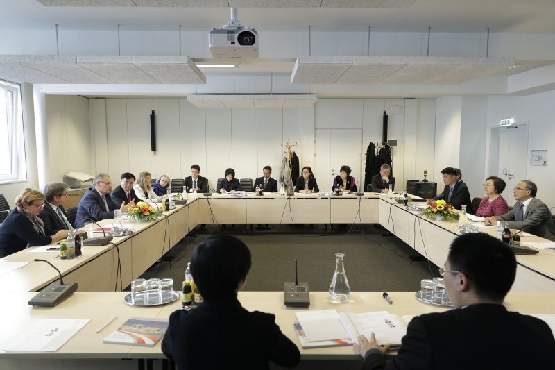 Aussprache. Linke Tischhälfte: Österreichische Delegation mit dem Bundesratspräsidenten Edgar Mayer (V)(3. von links). Rechte Tischhälfte: Delegation der Politischen Konsultativkonferenz des Chinesischen Volkes unter Leitung der Vizepräsidentin Wenyi Lin (2. von rechts)
