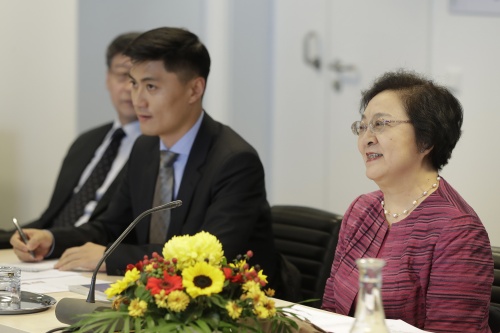 Aussprache. Die Vizepräsidentin der Politischen Konsultativkonferenz des chinesischen Volkes Wenyi Lin (rechts)