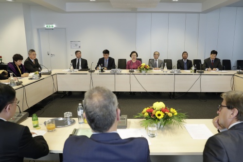 Aussprache. Delegation der Politischen Konsultativkonferenz des Chinesischen Volkes unter Leitung der Vizepräsidentin Wenyi Lin (4.von rechts)