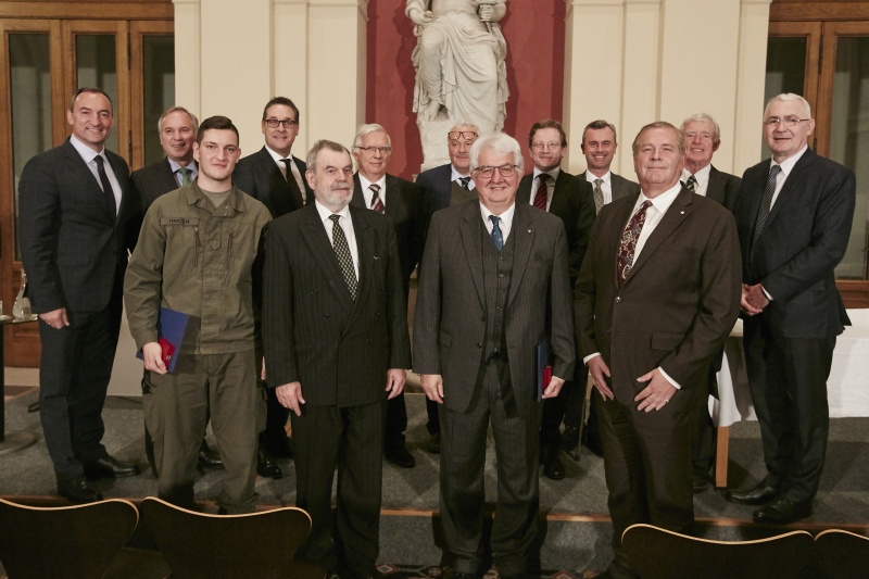 von links: Nationalratsabgeordneter Walter Rosenkranz (F), Rüdiger Haider, Klubobmann Heinz Christian Strache (F), Bernd Genser Universität Konstanz, Robert Holzmann University of Malaya, Christian Neschwara Universität Wien, Dritter Nationalratspräsident Norbert Hofer (F), Herbert Haller ehemaliges Mitglied des österreichischen VfGh, Präsident des Dinghofer-Instituts Martin Graf