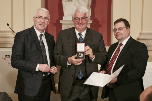 Verleihung der Franz-Dinghofer-Medaille, von links: Präsident des Dinghofer-Instituts Martin Graf, Robert Holzmann University of Malaya