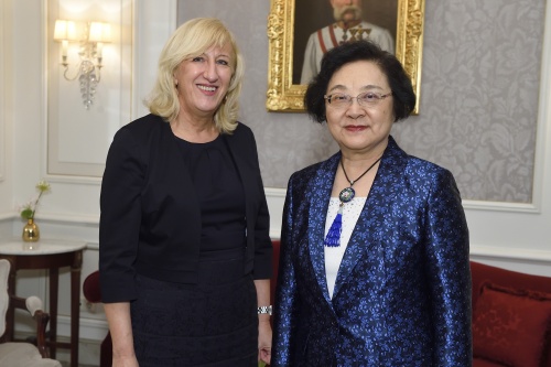 Von links:  Bundesratsvizepräsidentin Ingrid Winkler (S), stellvertretende Vorsitzende der Politischen Konsultativkonferenz des Chinesischen Volkes Lin Wenyi