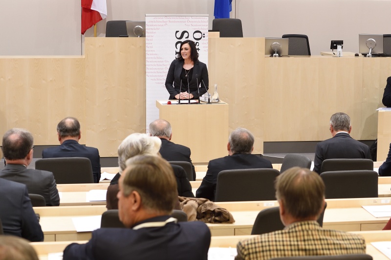 Nationalratspräsidentin Elisabeth Köstinger (V) bei der Eröffnung der Sitzung