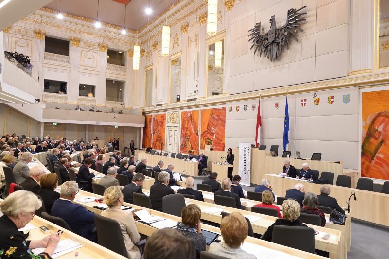 Nationalratspräsidentin Elisabeth Köstinger (V) bei der Eröffnung der Sitzung. Blick Richtung VeranstaltungsteilnehmerInnen