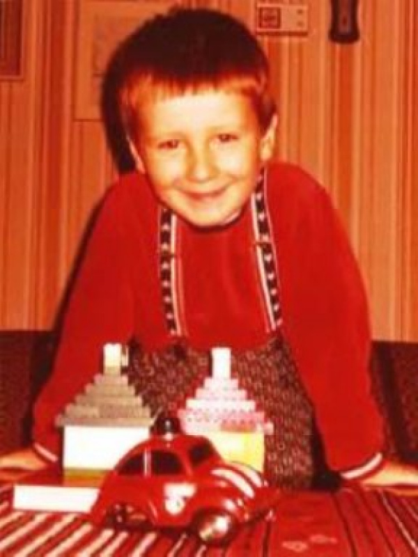 Christian Schandor mit Spielsachen