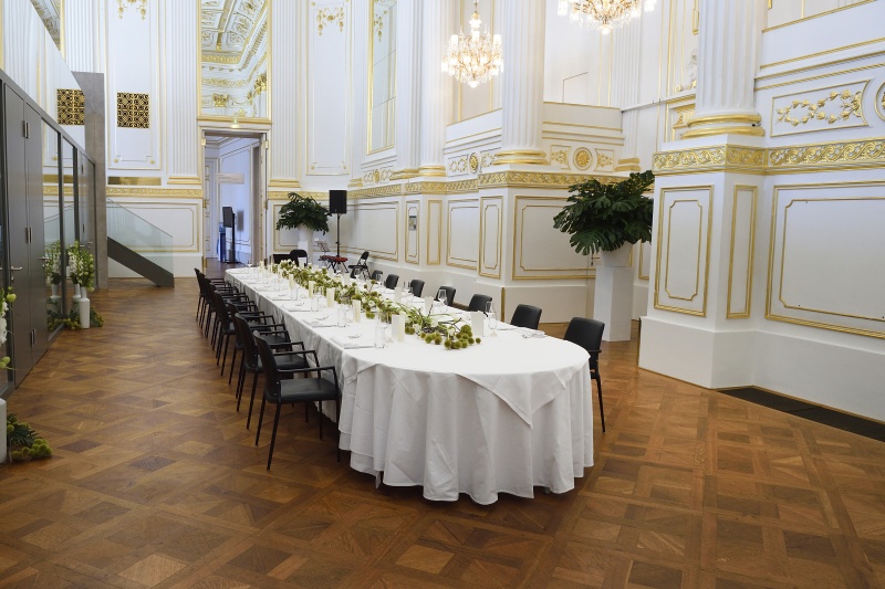 Vorbereitete Tafel im Kleinen Redoutensaal