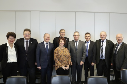 Gruppenfoto mit dem Bundesratspräsidenten Edgar Mayer (V) (4. von links) und der Delegation des bayrischen Landtages