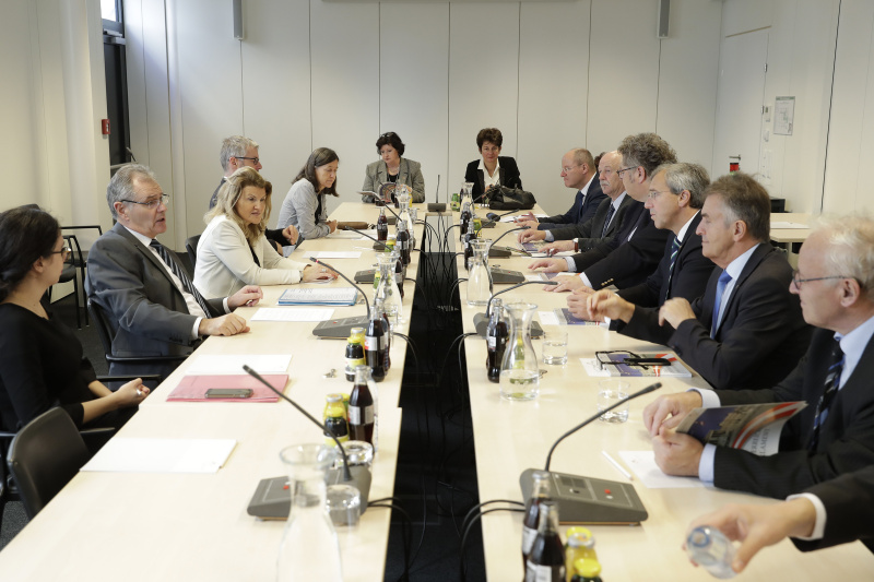 Aussprache. Linke Tischhälfte: Österreichische Delegation mit dem Bundesratspräsidenten Edgar Mayer (V) (2.von links). Rechte Tischhälfte: Delegation des bayrischen Landtages unter der Leitung von Franz Rieger (3.von rechts)