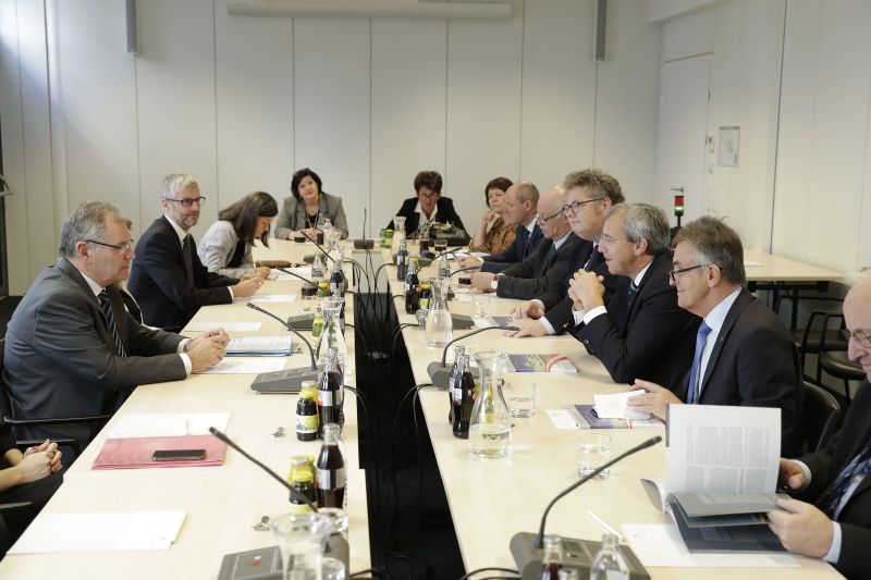Aussprache. Linke Tischhälfte: Österreichische Delegation mit dem Bundesratspräsidenten Edgar Mayer (V) (links). Rechte Tischhälfte: Delegation des bayrischen Landtages unter der Leitung von Franz Rieger (3. von rechts)