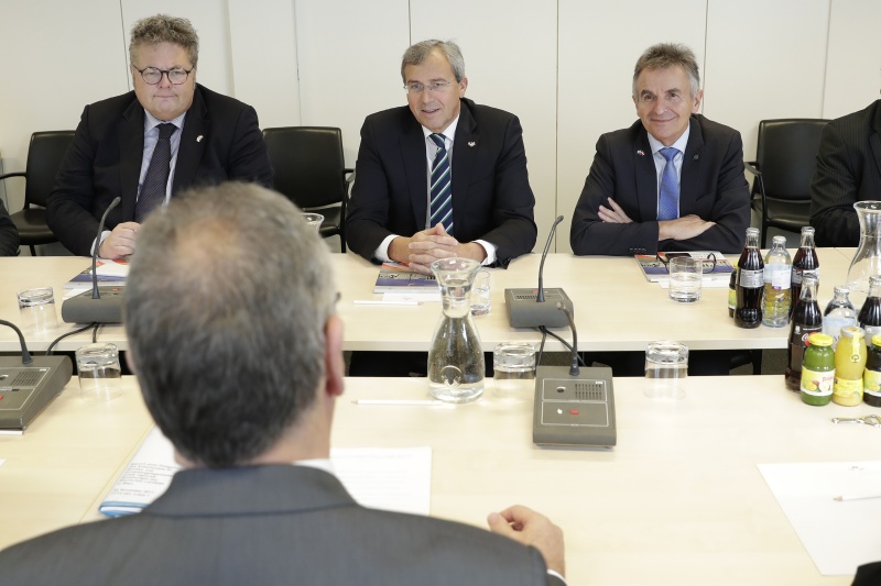 Aussprache. Delegation des bayrischen Landtages unter der Leitung von Franz Rieger (Mitte)