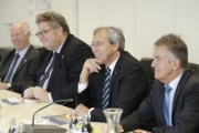 Aussprache. Rechte Tischhälfte: Delegation des bayrischen Landtages unter der Leitung von Franz Riegler (2. von rechts)