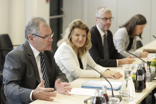 Aussprache. Linke Tischhälfte: Österreichische Delegation mit Bundesratspräsident Edgar Mayer (V) (links)