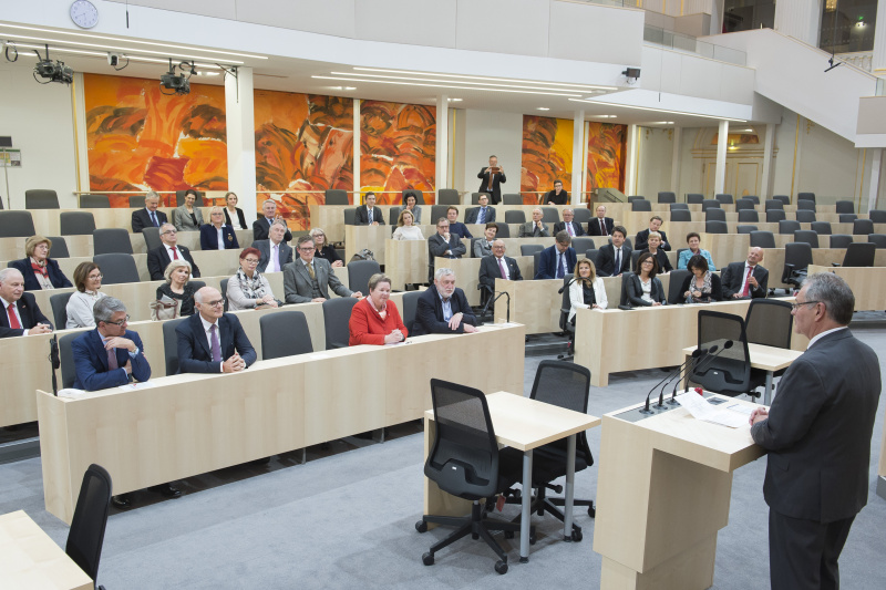 Am Rednerpult: Bundesratspräsident Edgar Mayer (V) mit Blick Richtung VeranstaltungsteilnehmerInnen. Erste Reihe von links: Parlamentsvizedirektor Alexis Wintoniak, Präsident der Österreichisch-Liechtensteinischen Gesellschaft Karl Stoss, Botschafterin des Fürstentums Liechtenstein I.D. Maria-Pia Kothbauer-Liechtenstein, ehem. EU-Kommisar Franz Fischler, Bundesratsvizedirektorin Alice Alsch-Harrant, ORF Journalistin Ingrid Thurnher, ORF-III-Programmgeschäftsführer Peter Schöber