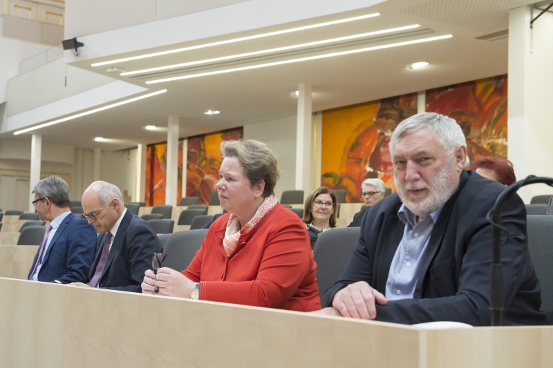 Erste Reihe von rechts: ehem. EU-Kommisar Franz Fischler, Botschafterin des Fürstentums Liechtenstein I.D. Maria-Pia Kothbauer-Liechtenstein, Präsident der Österreichisch-Liechtensteinischen Gesellschaft Karl Stoss, Parlamentsvizedirektor Alexis Wintoniak