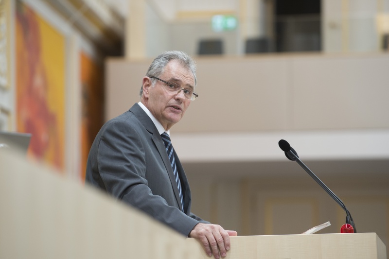 Am Rednerpult: Bundesratspräsident Edgar Mayer (V)