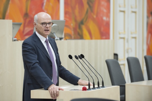 Am Rednerpult: Präsident der Österreichisch-Liechtensteinischen Gesellschaft Karl Stoss