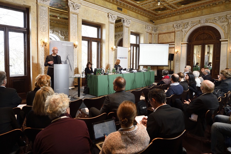 Keynote Speech durch Daniele Giglioli. Blick Richtung VeranstaltungsteilnehmerInnen