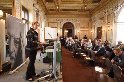 Begrüßung durch Parlamentsvizedirektorin Susanne Janistyn-Novák. Blick Rchtung VeranstaltungsteilnehmerInnen