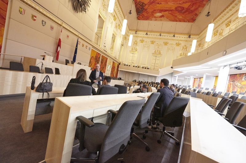 VeranstaltungsteilnehmerInnen besichtigen den Großen Redoutensaal