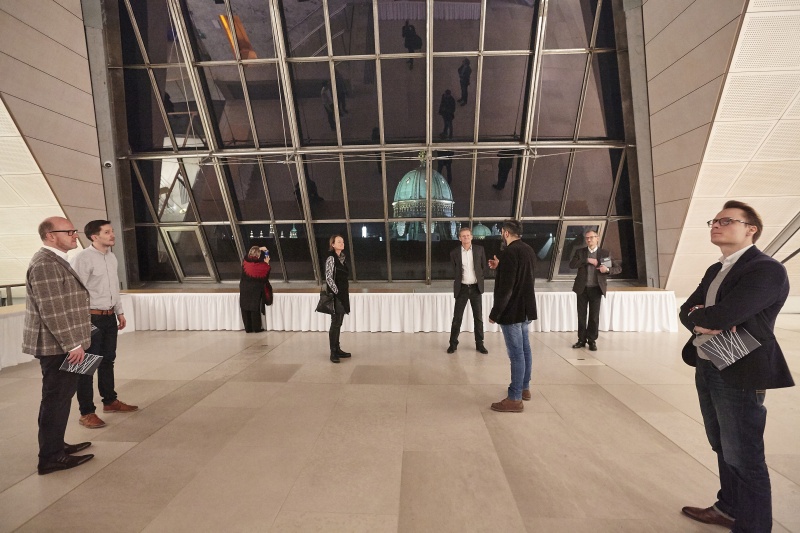 VeranstaltungsteilnehmerInnen besichtigen das Dachfoyer