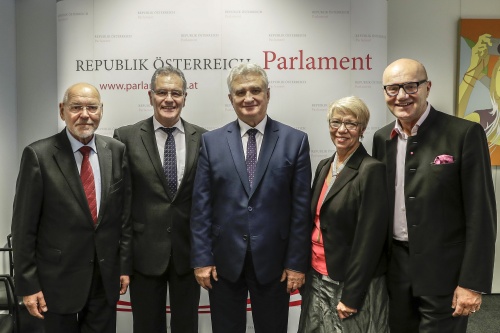 Gruppenfoto mit dem Bundesratspräsidenten Edgar Mayer (V) (2. von links) und dem  tschechischen Senatspräsidenten Milan Stech (3.v.li.)