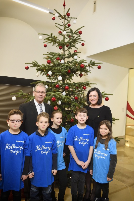 Nationalratspräsidentin Elisabeth Köstinger (V) und Bundesratspräsident Edgar Mayer (V) mit SchülerInnen der Johann Sebastian Bach Musikschule