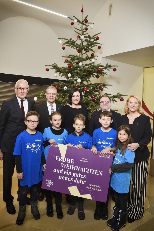 Von links: Bürgermeister der Stadt Feldkirch Wilfried Berchtold, Bundesratspräsident Edgar Mayer (V/V), Nationalratspräsidentin Elisabeth Köstinger (V), Direktor Diakonie Österreich Michael Chalupka und die Zweite Nationalratspräsidentin Doris Bures (S) mit SchülerInnen der Johann Sebastian Bach Musikschule