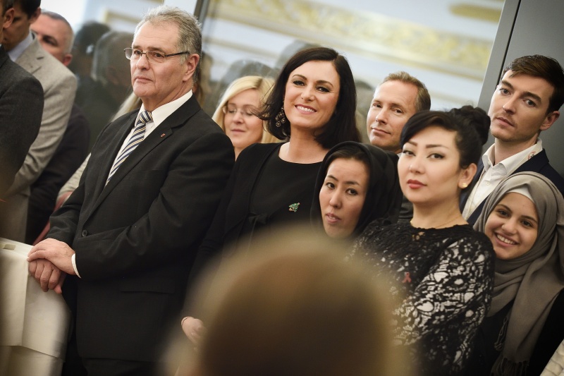 Von links: Bundesratspräsident Edgar Mayer (V/V), Nationalratspräsidentin Elisabeth Köstinger (V), SchülerInnen der Inklusiven Fit-Schule der Diakonie