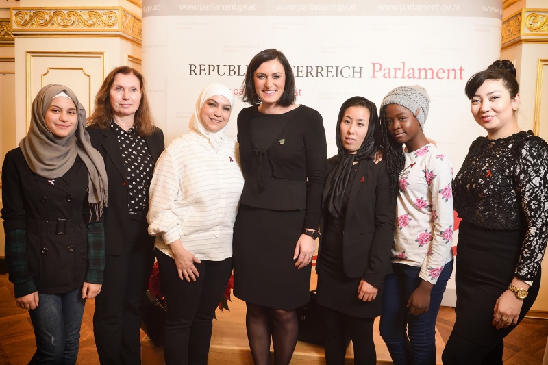 Nationalratspräsidentin Elisabeth Köstinger (V) mit SchülerInnen der Inklusiven Fit-Schule der Diakonie