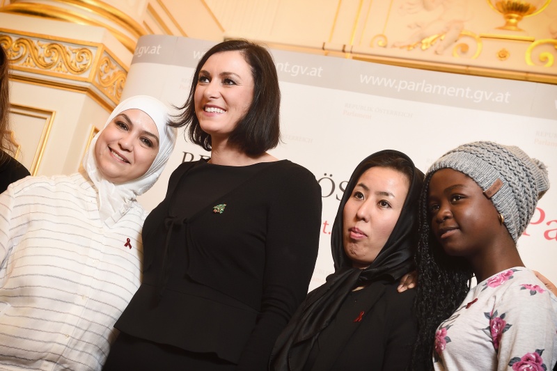 Nationalratspräsidentin Elisabeth Köstinger (V) mit SchülerInnen der Inklusiven Fit-Schule der Diakonie