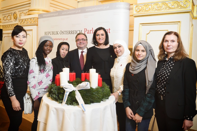 Nationalratspräsidentin Elisabeth Köstinger (V), Direktor Diakonie Österreich Michael Chalupka und SchülerInnen der Inklusiven Fit-Schule der Diakonie