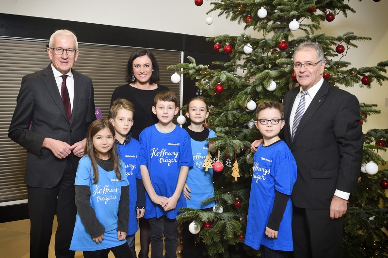 Von links: Bürgermeister der Stadt Feldkirch Wilfried Berchtold, Nationalratspräsidentin Elisabeth Köstinger (V) und Bundesratspräsident Edgar Mayer (V) mit SchülerInnen der Johann Sebastian Bach Musikschule