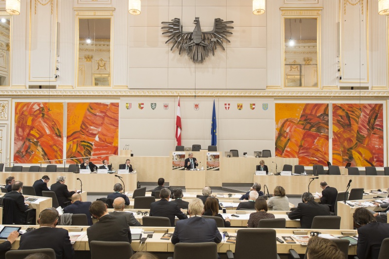 Blick Richtung VeranstaltungsteilnehmerInnen. Am Rednerpult: Raffaele Cattaneo, Member of the CoR and Vice-President of CALRE, President of Lombardia Regional Council