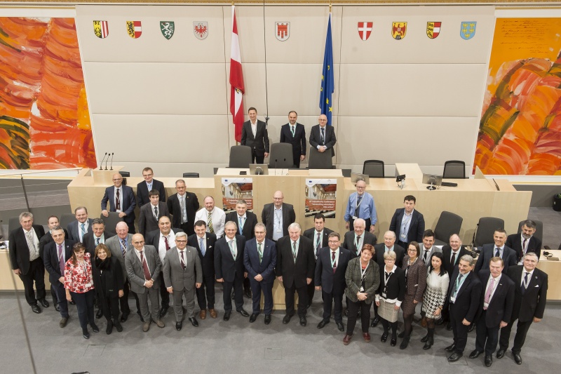 Family Foto mit allen VeranstaltungsteilnehmerInnen und  Bundesratspräsident Edgar Mayer (V) (Mitte)
