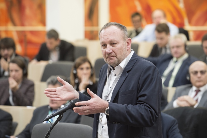 Veranstaltungsteilnehmer bei seiner Wortmeldung