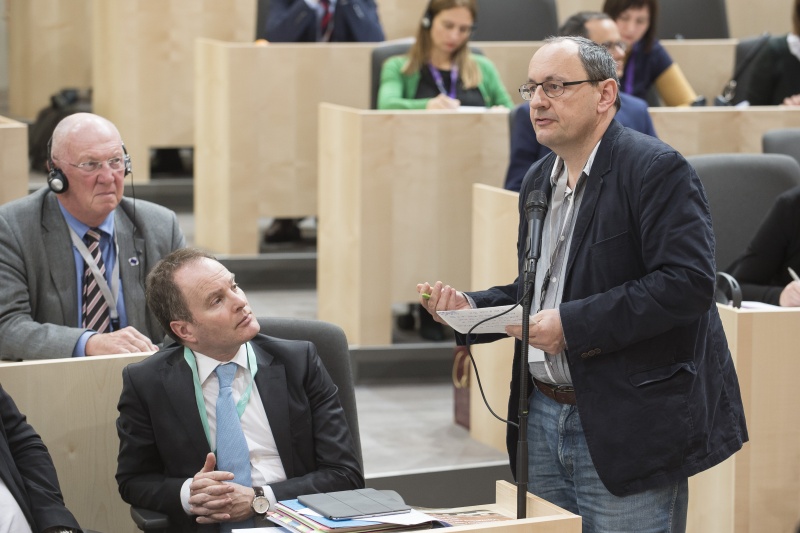 Veranstaltungsteilnehmer bei seiner Wortmeldung