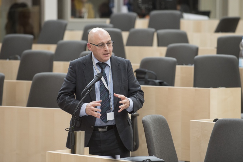 Veranstaltungsteilnehmer bei seiner Wortmeldung