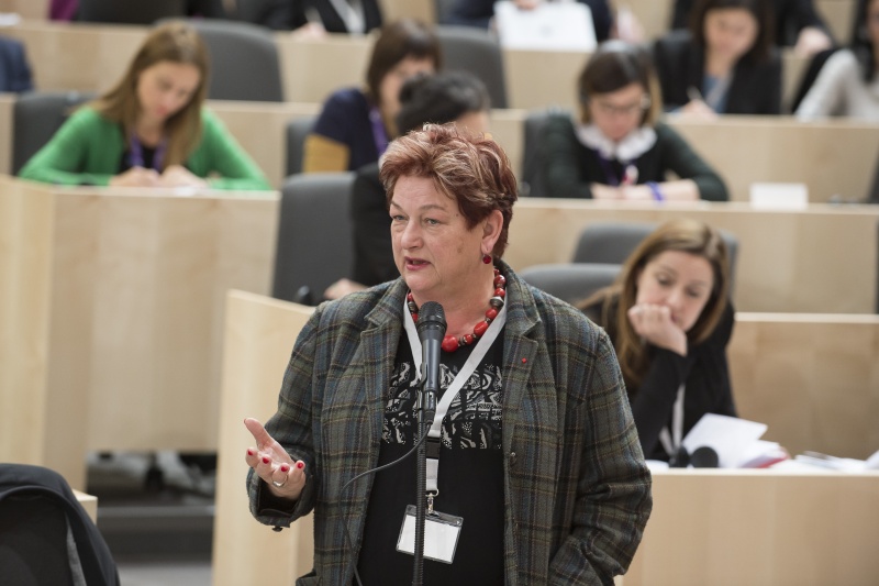 Veranstaltungsteilnehmerin bei ihrer Wortmeldung