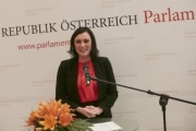 Begrüßung durch Nationalratspräsidentin Elisabeth Köstinger (V)