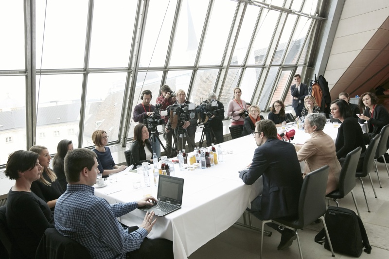 Nationalratspräsidentin Elisabeth Köstinger (V) (2. von rechts) und Christine Bauer-Jelinek mit PressevertreterInnen