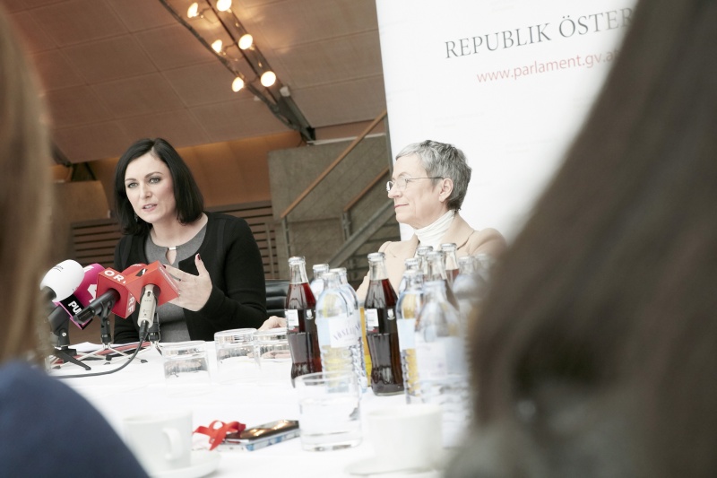 von links: Nationalratspräsidentin Elisabeth Köstinger (V) und Christine Bauer-Jelinek während dem Hintergrundgespräch mit MedienvertreterInnen