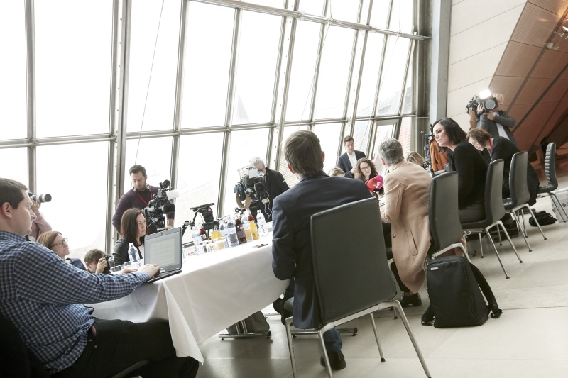 von rechts: Nationalratspräsidentin Elisabeth Köstinger (V), Christine Bauer-Jelinek mit MedienvertreterInnen
