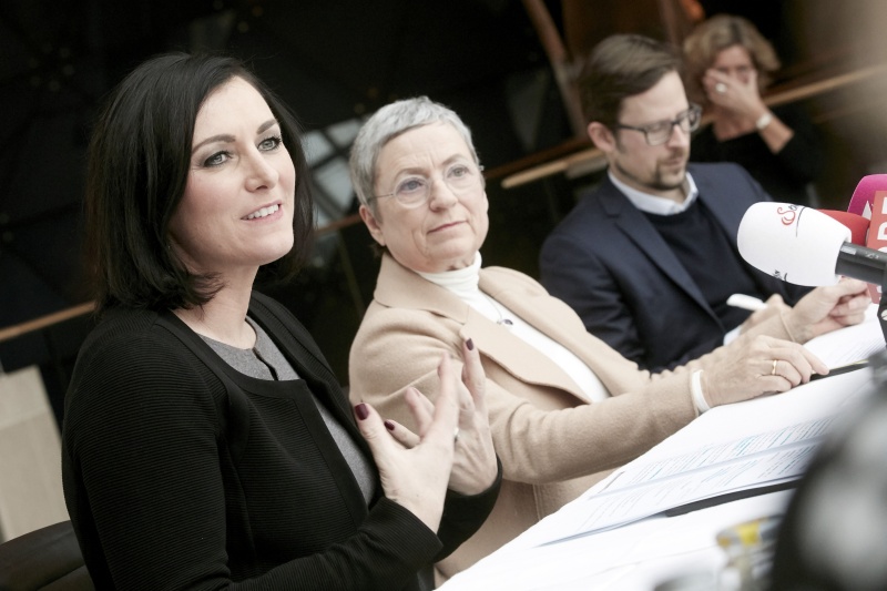 von links: Nationalratspräsidentin Elisabeth Köstinger (V) und Christine Bauer-Jelinek während dem Hintergrundgespräch mit MedienvertreterInnen