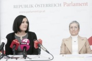 von links: Nationalratspräsidentin Elisabeth Köstinger (V) und Christine Bauer-Jelinek während dem Hintergrundgespräch mit MedienvertreterInnen