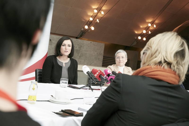 von links: Nationalratspräsidentin Elisabeth Köstinger (V) und Christine Bauer-Jelinek während dem Hintergrundgespräch mit MedienvertreterInnen