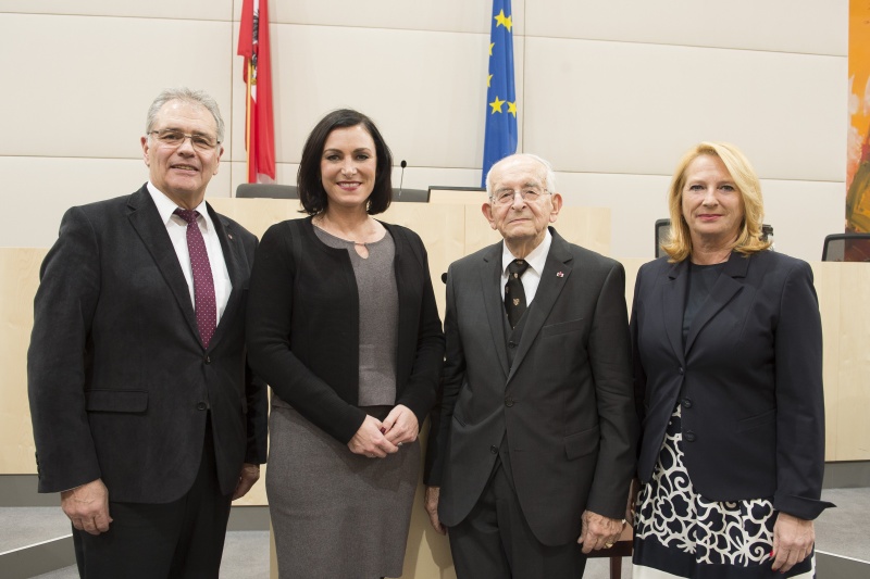 Von links: Bundesratspräsident Edgar Mayer (V), Nationalratspräsidentin Elisabeth Köstinger (V), Univ.-Prof. Dr. Gerald Stourzh, Zweite Nationalratspräsidentin Doris Bures (S)