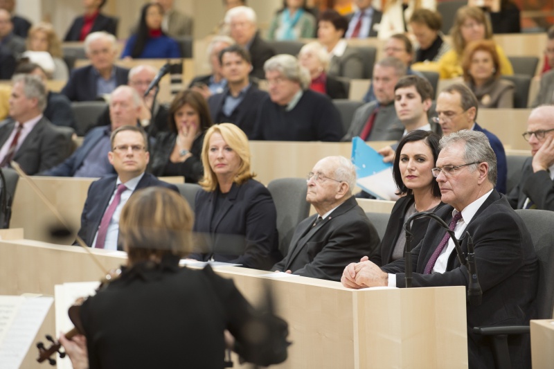 Erste Reihe von rechts: Bundesratspräsident Edgar Mayer (V), Nationalratspräsidentin Elisabeth Köstinger (V), Univ.-Prof. Dr. Gerald Stourzh, Zweite Nationalratspräsidentin Doris Bures (S), Klubobmann August Wöginger (V)